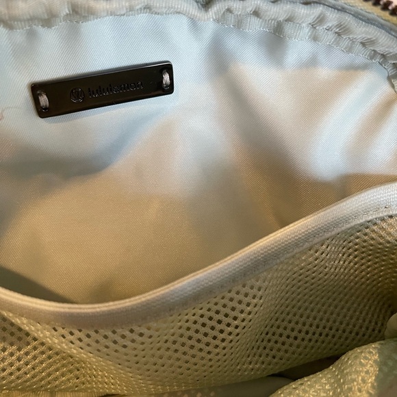 Lululemon rare color everywhere belt bag - Picture 4 of 4